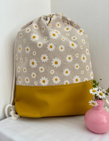 Sommerlicher Rucksack mit Gänseblümchen