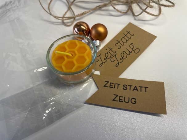 Teelicht mit Wabenmuster "Zeit statt Zeug"