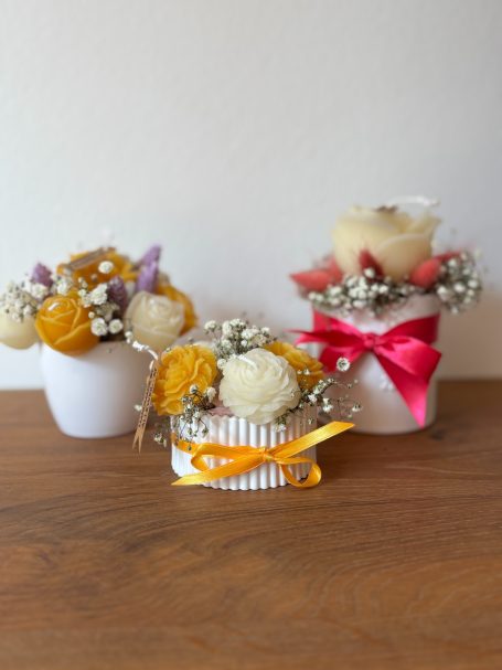 Langlebiger Blumenstrauß aus Trockenblumen und Bienenwachsblüten