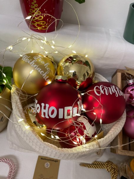 Weihnachtskugeln mit Motiven und Schriftzügen