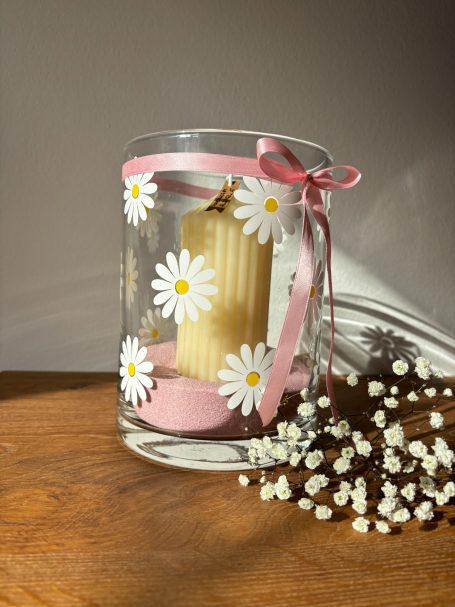 Glasvase mit hochwertiger Bienenwachskerze und süßem Margaritenmotiv